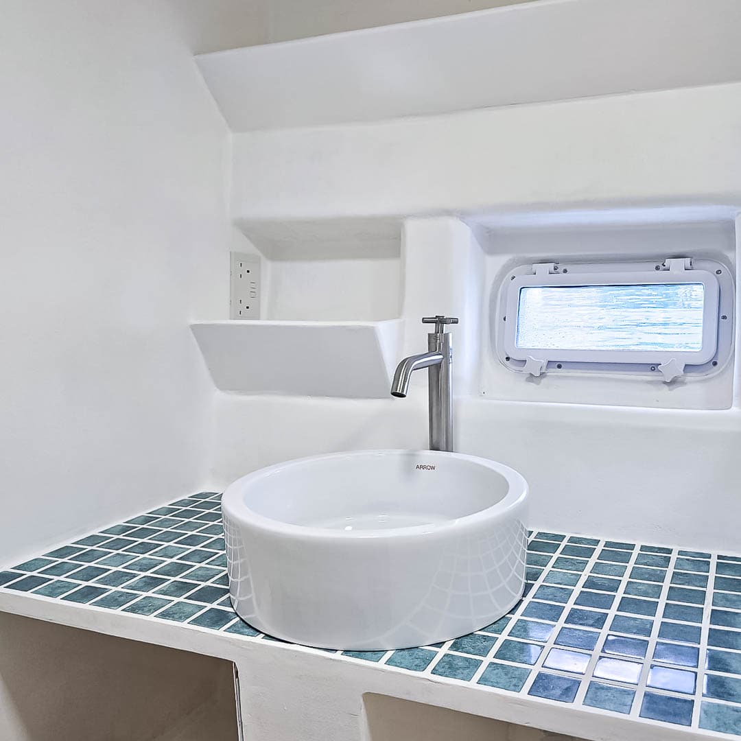 Modern en-suite bathroom on the NOAH safari boat